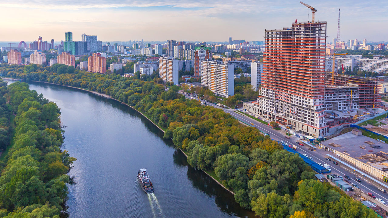 Новостройки у Москвы-реки за год подорожали на 26%